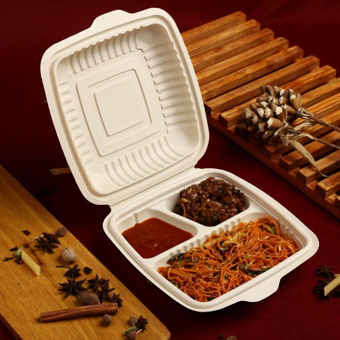  Empaque compostable de almidón de maíz con comida en un restaurante sostenible en Costa Rica.